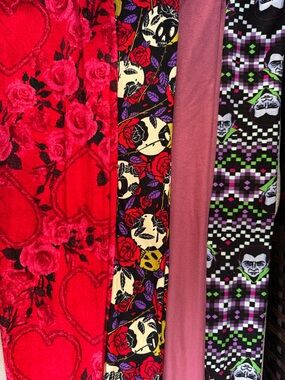 Y💐LuLaRoe 4 Holiday Leggings- Valentines Day & Halloween OS